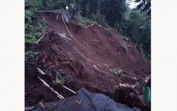 Tanah Longsor Memutus Total Jalan Penghubung Windusari-Gondangrejo