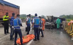 Elf Tabrak Truk hingga Terbakar di Tol Madiun, 3 Meninggal, 13 Luka-luka