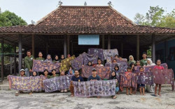 KKN UMY Beri Pelatihan Pembuatan Ecoprint di Kanigoro