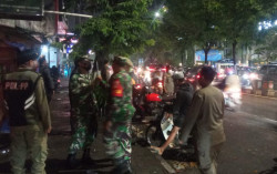 Satpol PP Bubarkan Kerumunan di Jalan Solo
