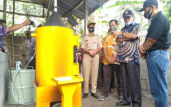 Gandung Pardiman Apresiasi Warga Bantul Ubah Sampah Plastik Jadi BBM