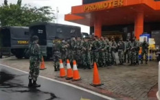 Kendaraan Tempur dan Aparat Bersenjata Disiagakan di RS Polri Kramat Jati
