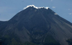 Perkembangan Terbaru, Merapi Luncurkan Guguran Material ke Arah Barat