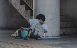 Viral, Bocah Pemulung Kerjakan Ujian Sekolah Ditemani Karung Rongsok