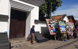 Istri Gusti Prabu Dimakamkan di Makam Keluarga Kraton dengan Standar Covid-19