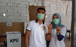 Jelang Penutupan Coblosan, Sunaryanta Gunakan Hak Suara Ditemani Istri