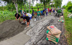 Jalan Tak Kunjung Diperbaiki, Warga Kalikepek Swadaya Tambal Seadanya