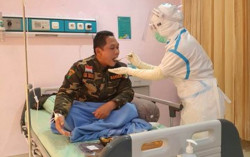 Senang Disuapi Perawat, Bupati Lumajang Pasien Covid-19 Dicaci Warganet