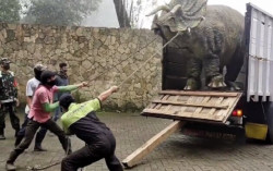Bikin Geger, Dinosaurus Turun dari Truk di Magetan