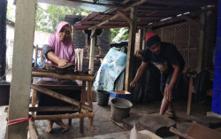 Kisah Rohmad Pertahankan Bisnis Genting Kripik Meski Ketinggalan Zaman