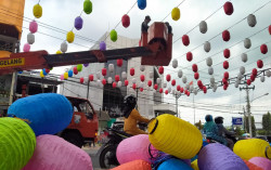 Sambut Natal dan Tahun Baru, Ratusan Lampion Warna-warni Hiasi Alun-Alun Kota Magelang