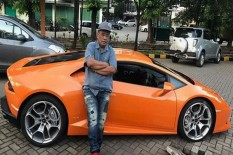 Lagi Asyik Santai di Pantai, Hotman Paris Didatangi Petugas Razia Masker