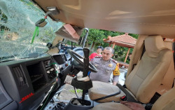 Bus Wisata Terguling di Tanjakan Mangunan 