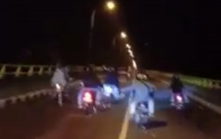 Viral, Geng Remaja Kulonprogo Acungkan Celurit & Seret Gir Cari Sasaran di Jalanan 