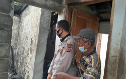 Rumah Mujinah Terbakar Setelah Ia Menyulut Rokok di Atas Kasur