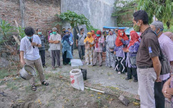 Berdayakan Warga Kotagede, Rektor UMY Ajak Budidaya Pepaya dan Membuat Kompos