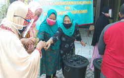 Tingkatkan Ketahanan Ekonomi, UMY Lakukan Pemberdayaan Perempuan di Ngestiharjo 