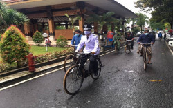 Usai Dilantik, Lurah Ini Pilih Pulang dengan Bersepeda 10 Kilometer