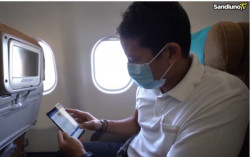 Sudah Jadi Menteri, Sandiaga Uno Naik Pesawat Ekonomi dan Gendong Tas Sendiri