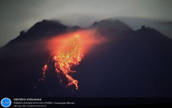 Semalam, Guguran Lava Pijar Meluncur 6 Kali dari Puncak Merapi 