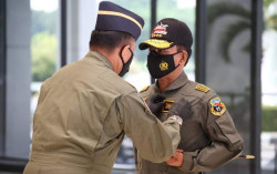 Kapolri Dianugerahi Wing Kehormatan Penerbang dan Brevet Kapal Selam Hiu Kencana