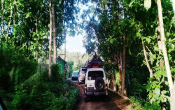Wisatawan Keluhkan Sempitnya Jalur ke Pantai Kesirat