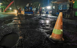 Lihat JJLS Rusak Tak Kunjung Diperbaiki, Warga Glagah Protes dengan Cara Ini