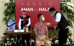 Raffi Ahmad Ikut Suntik Vaksin Covid-19 Bareng Jokowi. Gimana Rasanya?
