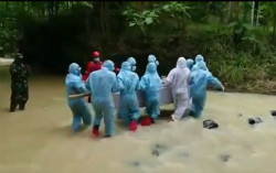 Perjuangan Petugas Angkat Peti Menyeberang Sungai Saat Pemakaman Prosedur Covid-19 di Kalibawang