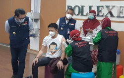 Potret Ariel Noah Saat Disuntik Vaksin Covid-19, Sempat Khawatir dan Minta Penjelasan