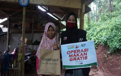 Paket Makanan Disalurkan untuk Masyarakat Kurang Mampu