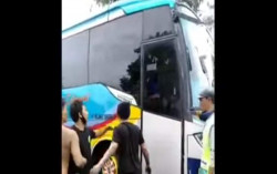 Ngeblong di Jalan Buka Tutup, Sopir Bus Sumber Selamat Nyaris Diamuk Warga