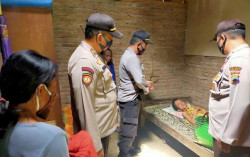 Bikin Pilu, Keluarga Miskin Ini Tinggal di Hutan Tanpa Listrik