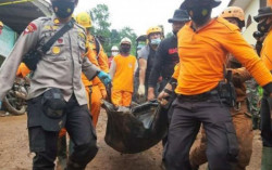 11 Orang Diduga Masih Tertimbun Tanah Longsor di Sumedang