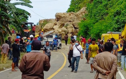 Longsor Majene Putus Jalur Trans Sulawesi
