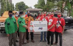 Gandeng Banser Tanggap Bencana, JNE Peduli Distribusikan Bantuan untuk Pengungsi Merapi