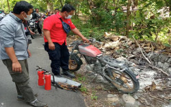 Terlibat Kecelakaan Adu Banteng, Satu Kendaraan Terbakar