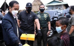 Jokowi Bagi-bagi Donat ke Anak-anak Korban Banjir Kalsel Tuai Pro dan Kontra