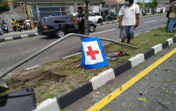 Toyota Kijang Oleng Hantam Hiace, 2 Sopir Terluka