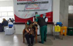 Viral Suntik Vaksin Bupati Sragen Tembus Baju, Ternyata Begini Faktanya