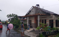 Puting Beliung Landa Karanganom Klaten Selama 15 Menit, Warga Panik