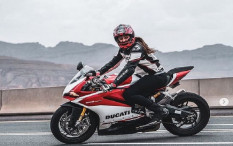 Ini Foto-Foto Wanita Arab Tanpa Jilbab Naik Ducati dan Harley Davidson