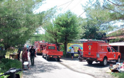 Diduga karena Korsleting, Warung Makan di Pantai Depok Terbakar