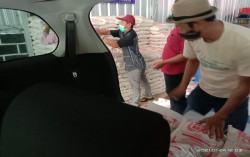 Komunitas Ini Bagikan Beras 7,5 Ton Tiap Bulan