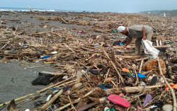 Parah! Pantai Trisik Kulonprogo Kini Jadi Ladang Sampah