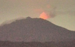 Bergemuruh dan Muncul Cahaya Api, Aktivitas Gunung Raung Meningkat