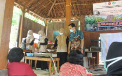 Islamic Research Pharmacy Club Farmasi UMY Gelar Pelatihan Pembuatan Es Krim Jamu di Polaman Argorejo Sedayu