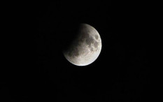 Bulan Tampak Mengempis & Datar, Fenomena Apa?