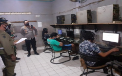 Nekat Buka saat Jateng di Rumah Saja, Warnet Game Online Ini Ditutup Paksa