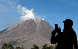 Sinabung Luncurkan Awan Panas 2,5 Kilometer